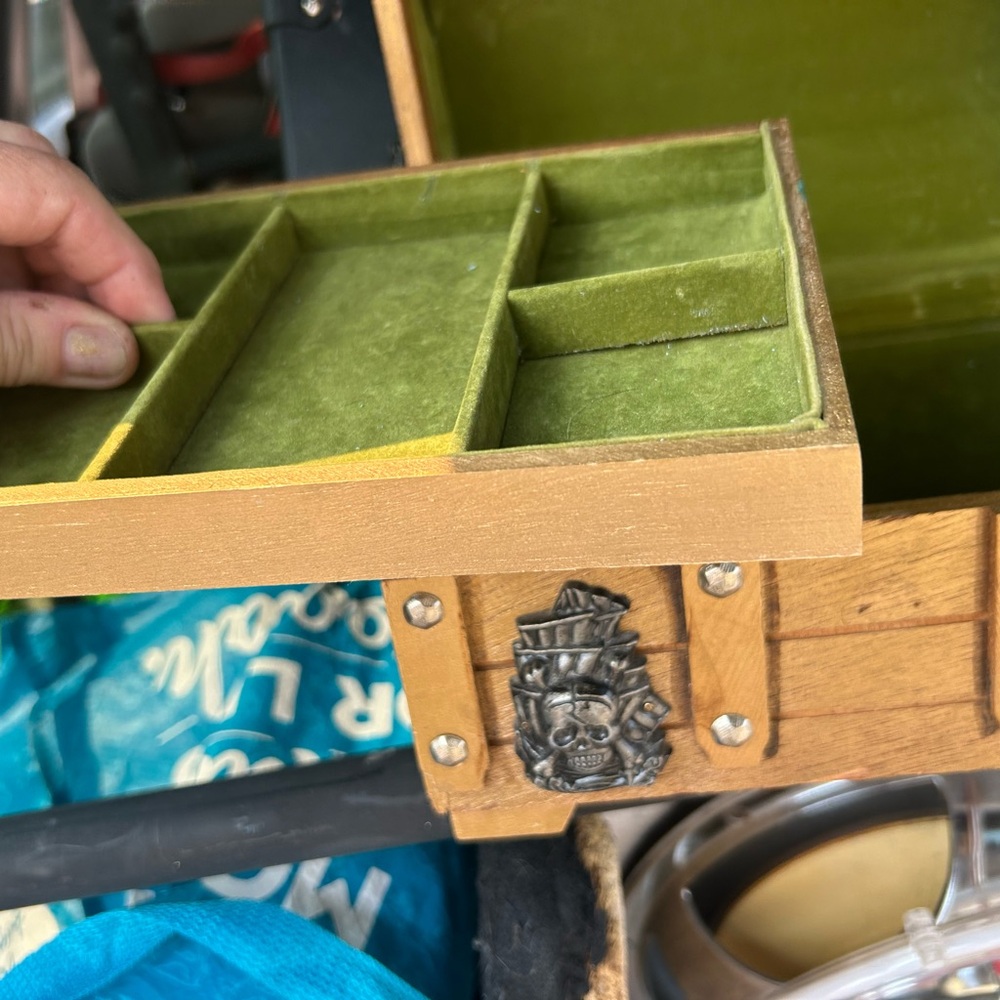 Vintage wooden treasure chest skull bones pirate jewelry box - Picture 4 of 6